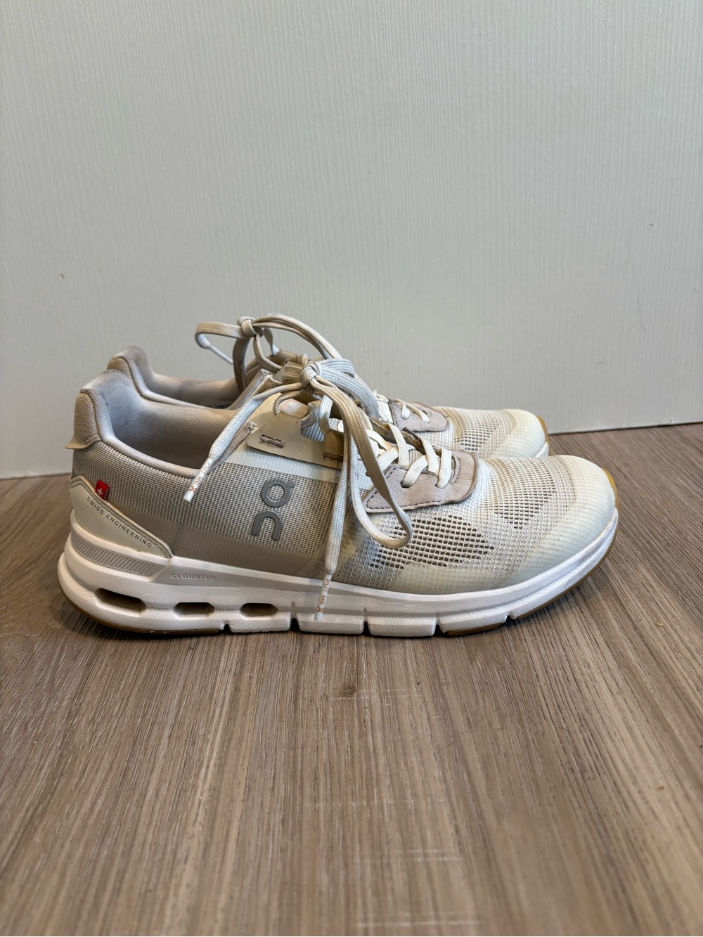 On Running Cloud rift  Womens Size 6.5 White Beige Running Walking Comfort